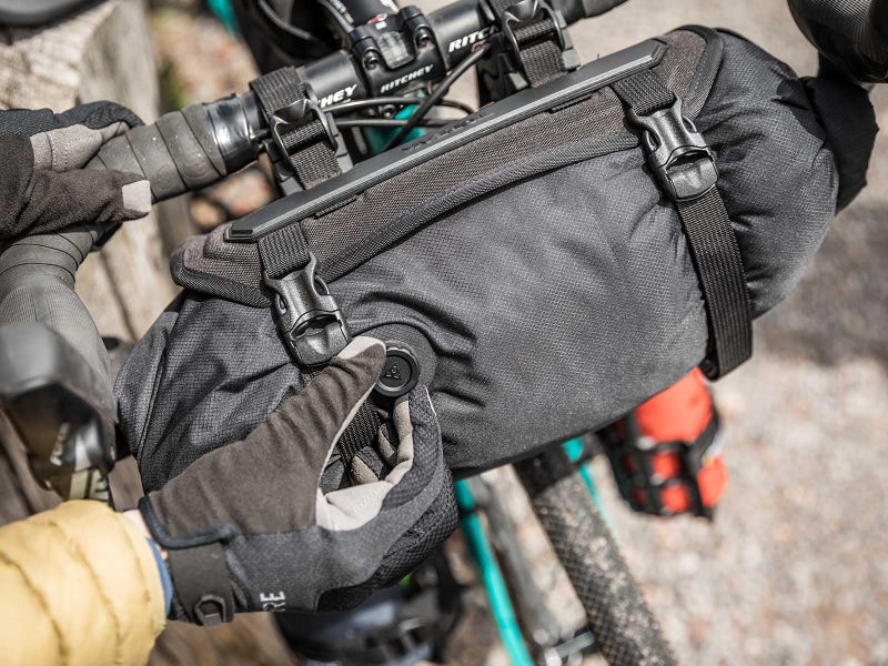 Topeak FrontLoader Bike Bag (Black) â€“ 8L Waterproof Handlebar Bag for Bikepacking, Includes Removable Dry Bag, Quick-Release Mounts & Air Release Valve - Image 5